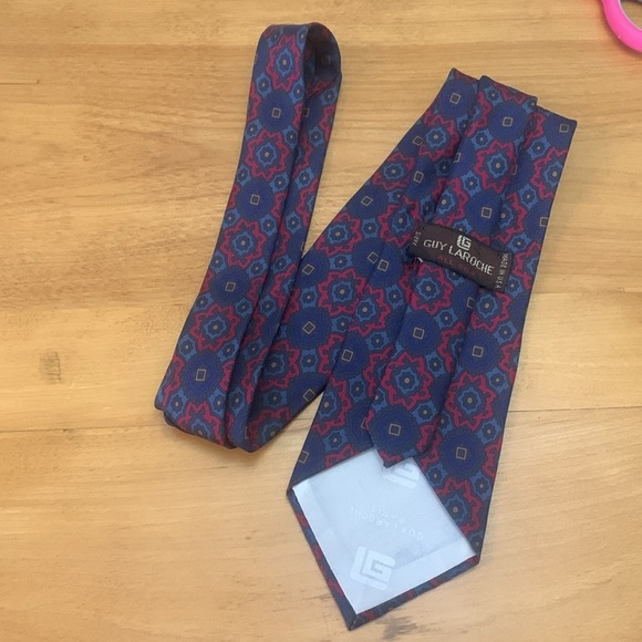 Guy LaRoche Made in USA Silk Tie Navy with Red Floral pattern 60"L x 3.25"W EUC - Picture 5 of 8